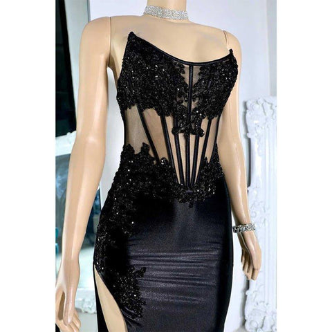 Vestido de noche elegante con escote barco, apliques de cuentas, ilusión y abertura lateral 