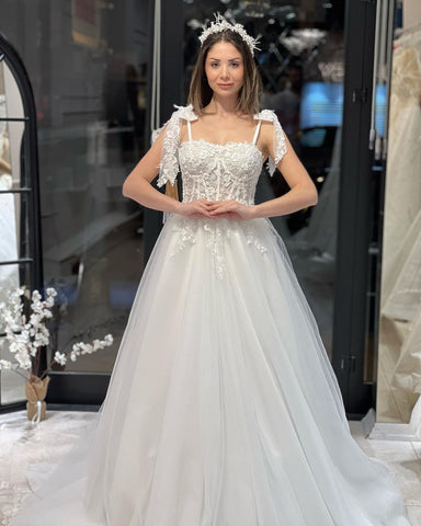 Chic Floor Length Sweetheart Sleeveless A-Line Tulle Wedding Dress with Appliques