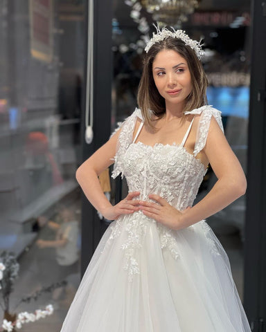 Chic Floor Length Sweetheart Sleeveless A-Line Tulle Wedding Dress with Appliques