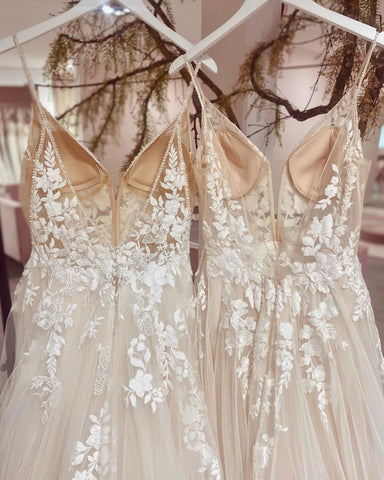 Chic Long Spaghetti Straps V-neck A-Line Tulle Wedding Dress With Appliques Lace