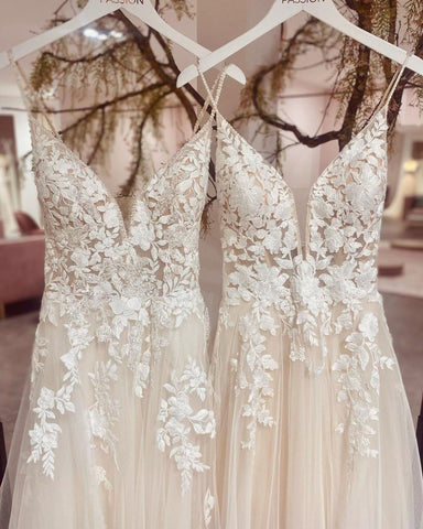 Chic Long Spaghetti Straps V-neck A-Line Tulle Wedding Dress With Appliques Lace