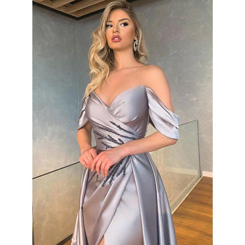 Vestido de fiesta largo con cuentas, pliegues y hombros descubiertos, elegante y moderno. 