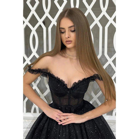 Vestido de noche elegante y moderno con tirantes finos y corte en A 