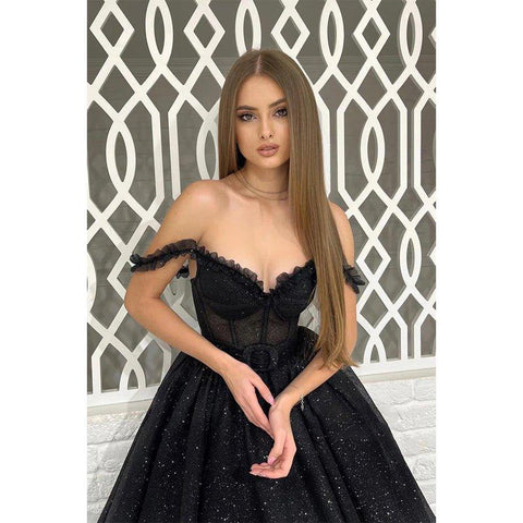 Vestido de noche elegante y moderno con tirantes finos y corte en A 