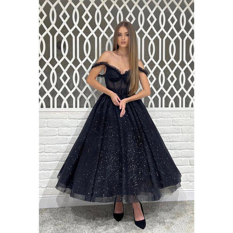 Vestido de noche elegante y moderno con tirantes finos y corte en A 