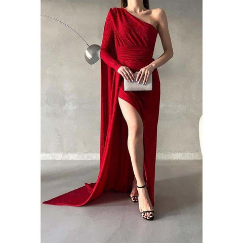 Elegante y moderno vestido largo de fiesta con lentejuelas, un solo hombro, pliegues y cola. 