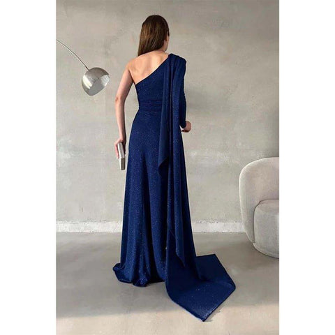 Elegante y moderno vestido largo de fiesta con lentejuelas, un solo hombro, pliegues y cola. 