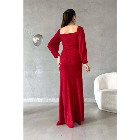 Vestido largo de fiesta elegante y moderno con escote corazón, mangas largas y abertura lateral con brillo. 