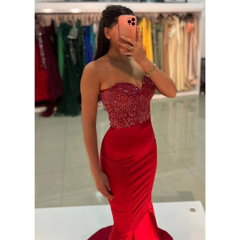 Elegante y moderno vestido largo de fiesta de sirena sin tirantes, rojo, con lentejuelas y cuentas, de satén. 