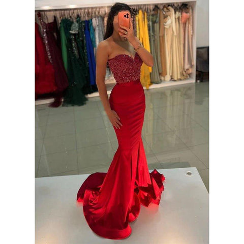 Elegante y moderno vestido largo de fiesta de sirena sin tirantes, rojo, con lentejuelas y cuentas, de satén. 