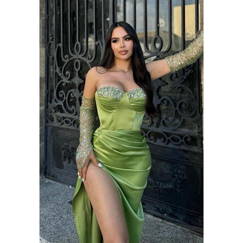 Robe de bal chic et moderne à épaules dénudées, manches longues, fente latérale, froncée, strass