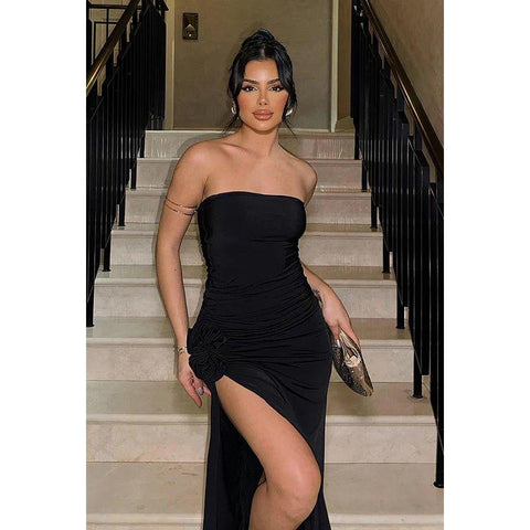 Robe de soirée fourreau chic et moderne, épaules dénudées, sans manches, fente latérale