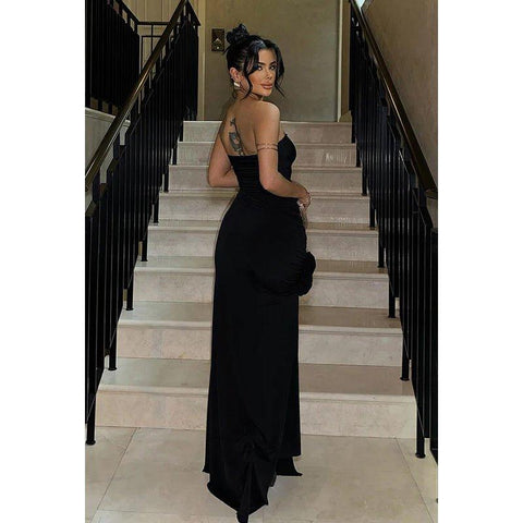 Robe de soirée fourreau chic et moderne, épaules dénudées, sans manches, fente latérale