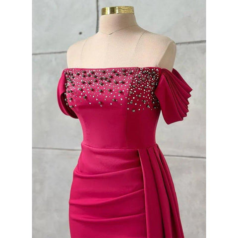 Robe de soirée longue en satin perlé à épaules dénudées chic et moderne 