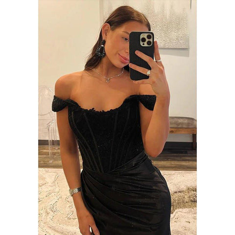 Vestido de fiesta elegante y moderno con hombros descubiertos, mangas cortas, corte tubo y abertura lateral.