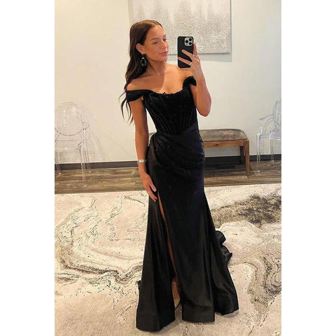 Vestido de fiesta elegante y moderno con hombros descubiertos, mangas cortas, corte tubo y abertura lateral.