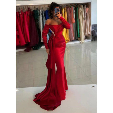 Robe longue de soirée chic et moderne en satin rouge à épaules dénudées et plis perlés avec superposition 