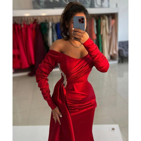Robe longue de soirée chic et moderne en satin rouge à épaules dénudées et plis perlés avec superposition 