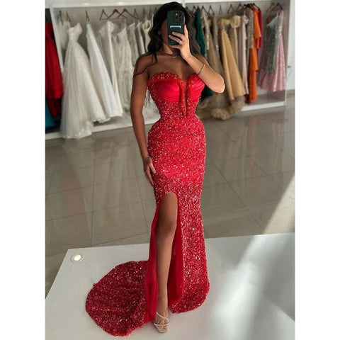 Vestido formal largo rojo elegante y moderno sin tirantes con cuentas y largo hasta el suelo 