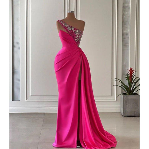 Vestido elegante y moderno de fiesta con un solo hombro, sin mangas, fruncido y con cuentas