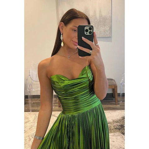 Vestido elegante y moderno de fiesta de noche con escote en V, sin mangas y abertura lateral