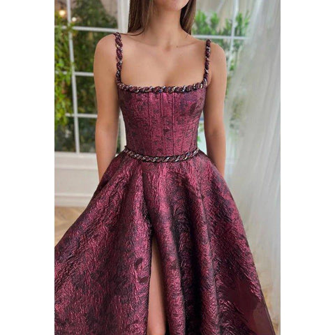 Vestido de fiesta formal elegante y moderno con tirantes finos, corte A, cuadrado y abertura lateral