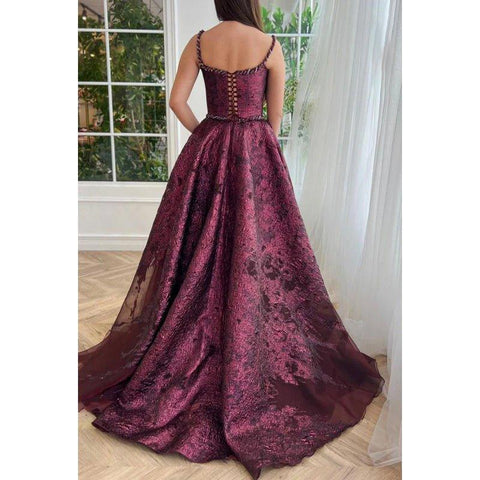 Vestido de fiesta formal elegante y moderno con tirantes finos, corte A, cuadrado y abertura lateral