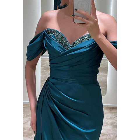 Robe de soirée longue élégante à épaules dénudées et plis perlés 