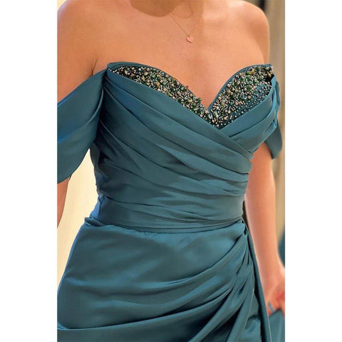 Robe de soirée longue élégante à épaules dénudées et plis perlés 