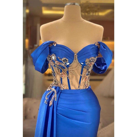 Elegante vestido de noche formal largo con hombros descubiertos y abertura