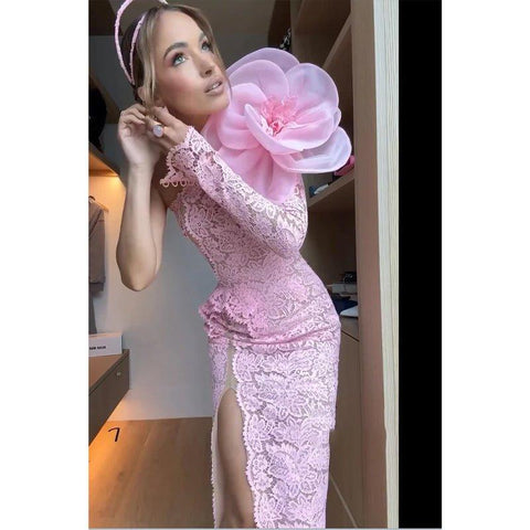 Robe de soirée chic à une épaule en dentelle rose à manches longues et motif floral 
