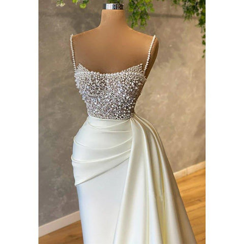 Elegantes vestidos de noche largos de satén con pliegues y tirantes de perlas y aberturas para graduación. 