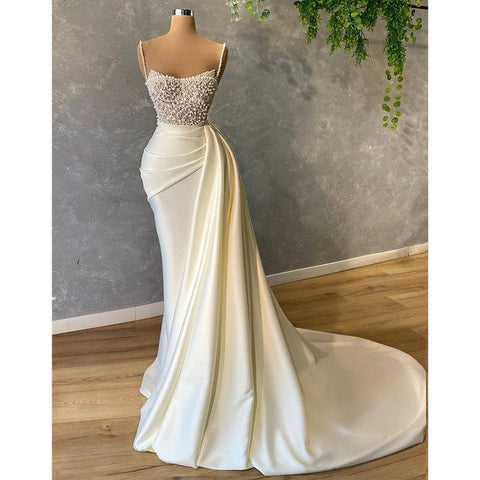 Elegantes vestidos de noche largos de satén con pliegues y tirantes de perlas y aberturas para graduación. 