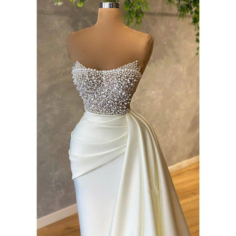 Elegantes vestidos de noche largos de satén con pliegues y tirantes de perlas y aberturas para graduación. 