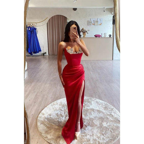 Robe de soirée longue fourreau chic sans bretelles, plissée et perlée, avec fente