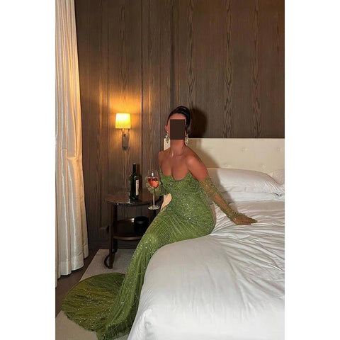 Vestido elegante y brillante de sirena con hombros descubiertos y mangas largas para fiesta de noche y graduación