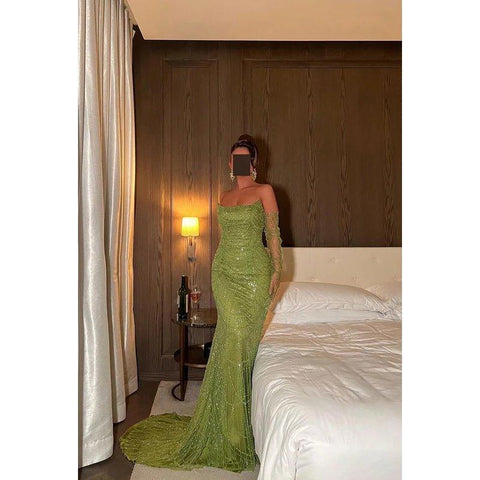 Vestido elegante y brillante de sirena con hombros descubiertos y mangas largas para fiesta de noche y graduación