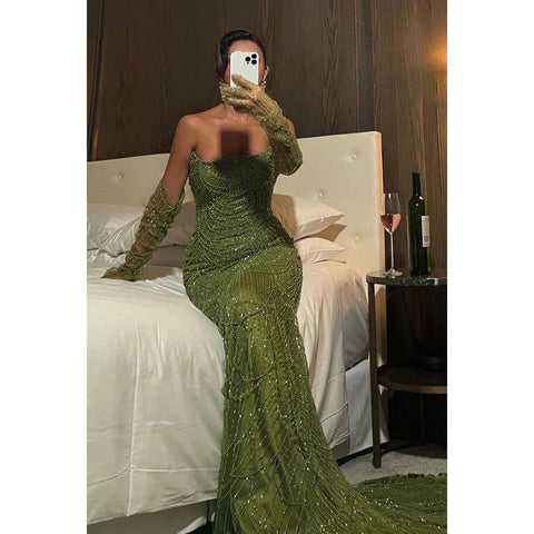 Vestido elegante y brillante de sirena con hombros descubiertos y mangas largas para fiesta de noche y graduación