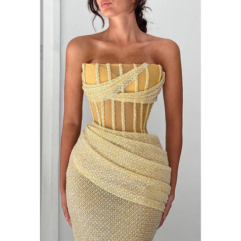 Vestido de noche largo elegante, sin tirantes, con bordado de cuentas y pliegues transparentes