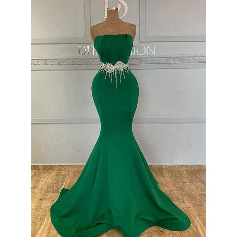 Robe de soirée longue sirène en satin vert plissé, sans bretelles et chic 