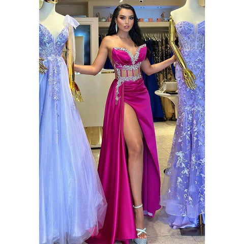 Vestido de noche elegante con escote en forma de corazón, ilusión de cuentas y pliegues con abertura 