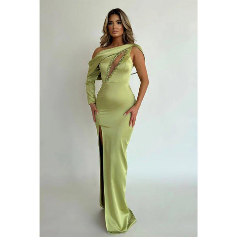 Vestido de fiesta largo elegante y único de satén con un solo hombro y cuentas 