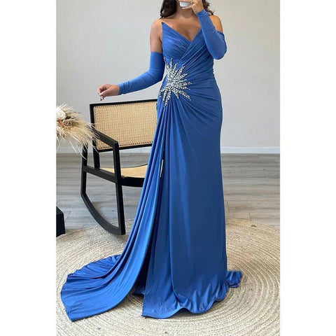 Robe de soirée longue bleue chic à col en V et bretelles plissées et perles 