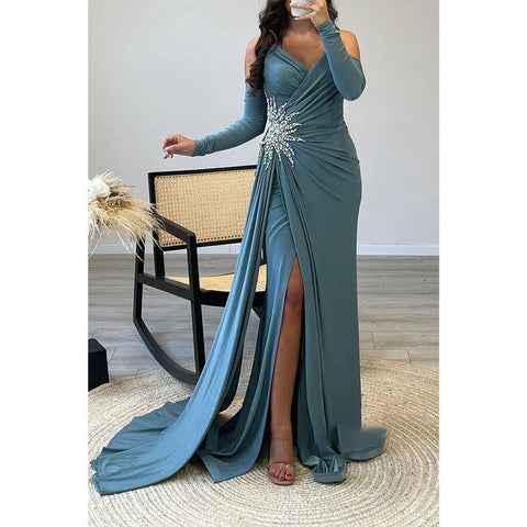 Robe de soirée longue bleue chic à col en V et bretelles plissées et perles 