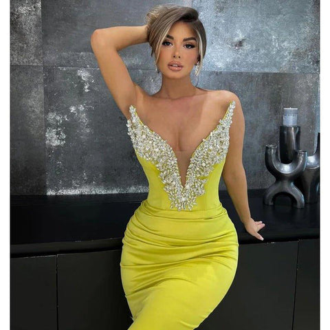 Elegante vestido de noche largo tipo sirena con escote en V, sin tirantes y con cuentas 