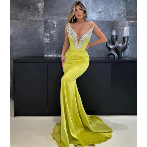 Elegante vestido de noche largo tipo sirena con escote en V, sin tirantes y con cuentas 
