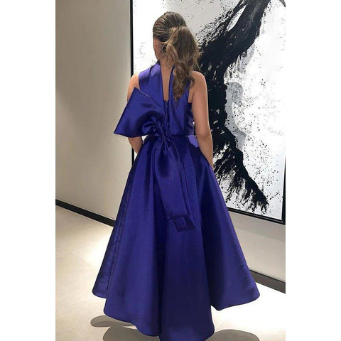 Vestido clásico y atemporal de fiesta formal de corte A sin mangas con cuello halter