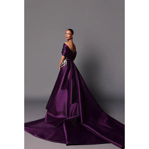 Vestido clásico y atemporal de fiesta con hombros descubiertos y abertura lateral