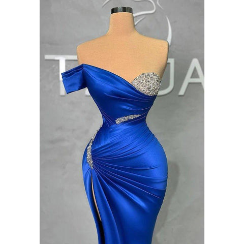 Vestido de fiesta formal clásico y atemporal con hombros descubiertos, mangas cortas y abertura lateral