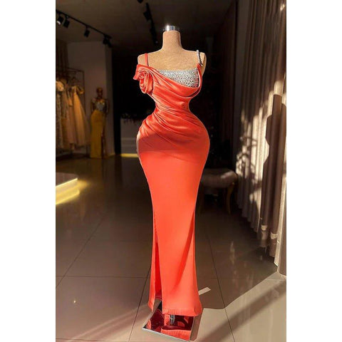 Vestido de fiesta de noche con tirantes, mangas cortas, abertura lateral y fruncido, clásico y atemporal.